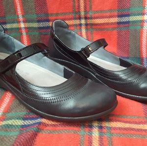 Naot womens shoe